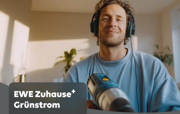 Dekoratives Bild. Ein lächelnder Mann mit Kopfhörern auf und einem Akkuschrauber in der Hand. Im Hintergrund grüne Zimmerpflanzen. 